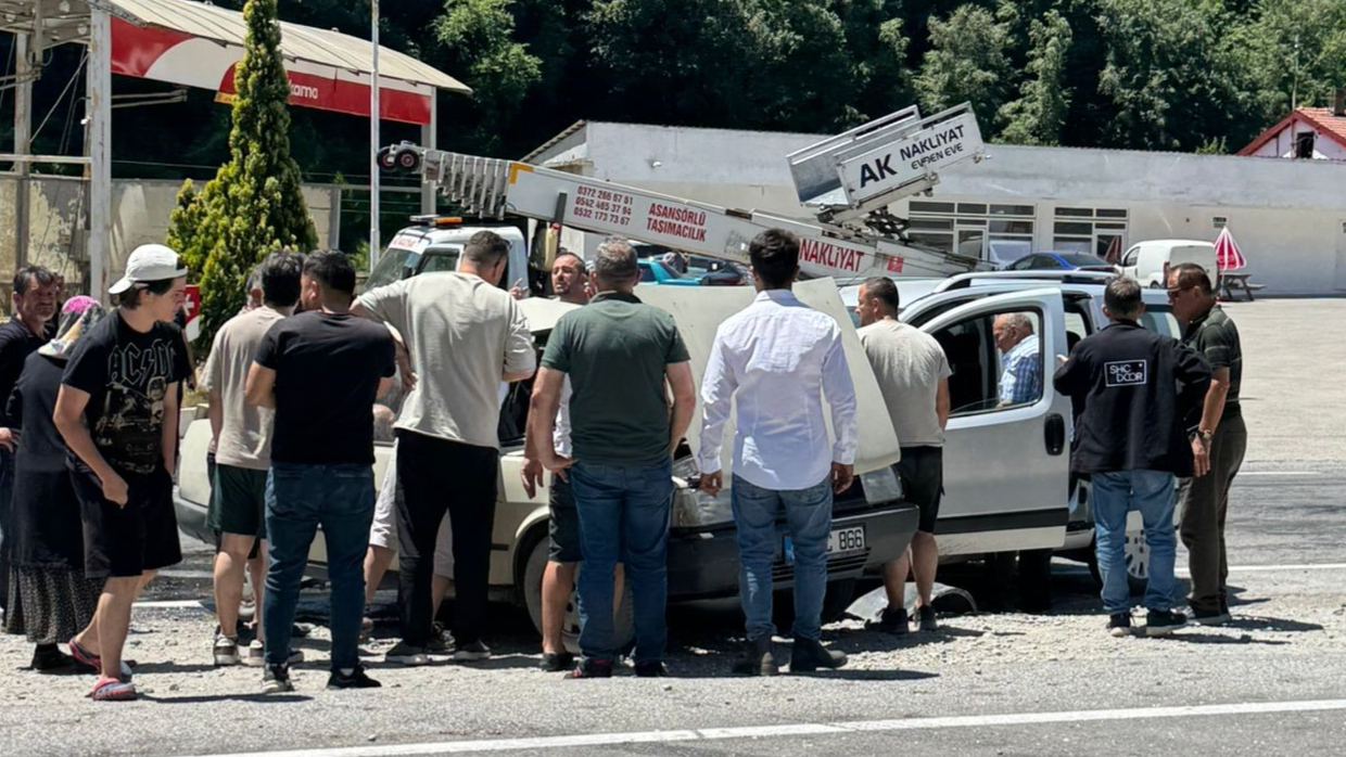 İki araç çarpıştı! Trafik aksadı