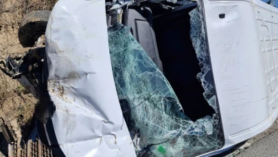 Minibüs reklam tabelasına çarptı! 3 yaralı