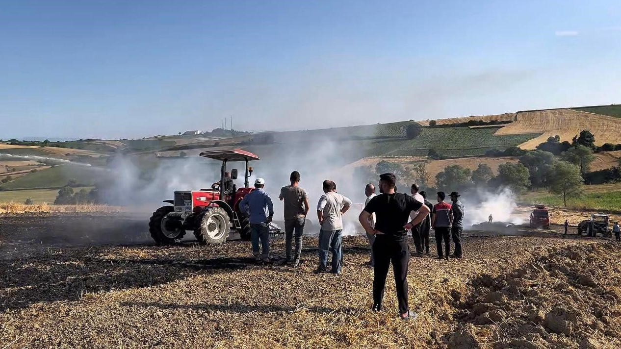 Sakarya’da yangın: 200 saman balyası yandı, çiftçiler traktörleriyle müdahale etti