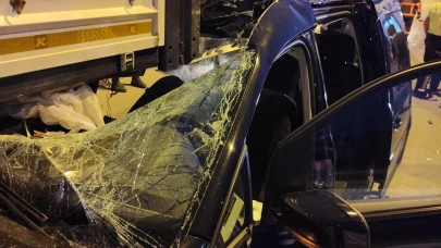Çankırı'da hafif ticari araç park halindeki kamyona çarptı