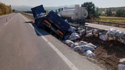 Balıkesir’de tır bariyerlere çarptı