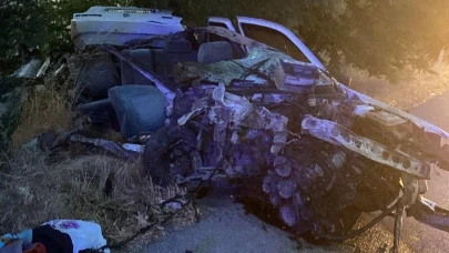 Balıkesir'de otomobil kamyona arkadan çarptı! 3 ölü, 1 yaralı