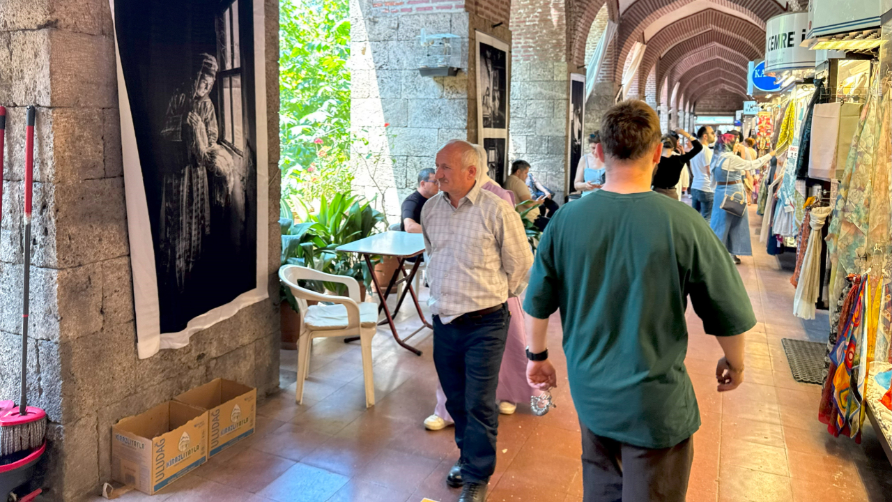 İpekböceğinin hikayesi ipek kumaşa basılan fotoğraflarla Kozahan'da