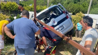 Edremit’te hafif ticari araç otomobile çarpıp çukura düştü! 1 yaralı
