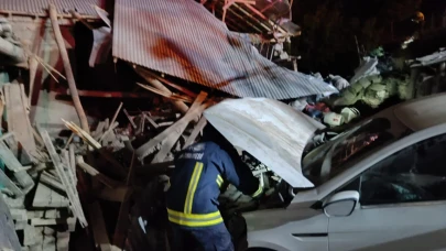 Van'da otomobil duvara çarptı