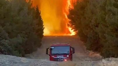 Alevlerin arasında kalan orman ekibi son anda kurtuldu