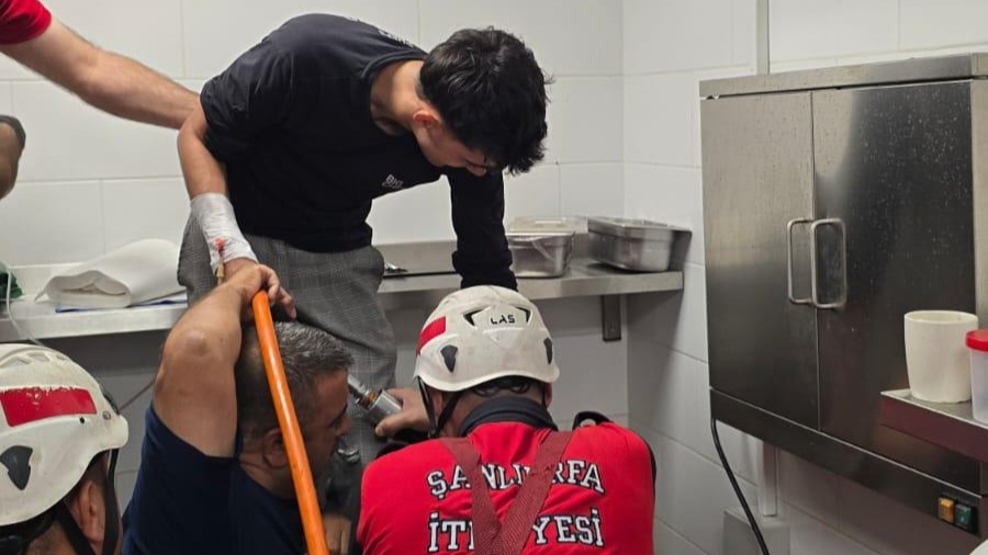 Şanlıurfa'da elini kaptırdığı makineyle hastaneye götürüldü