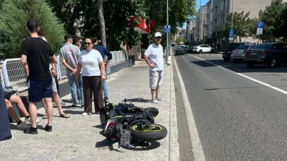 Kaza yapan motosiklet sürücüsünü kask korudu