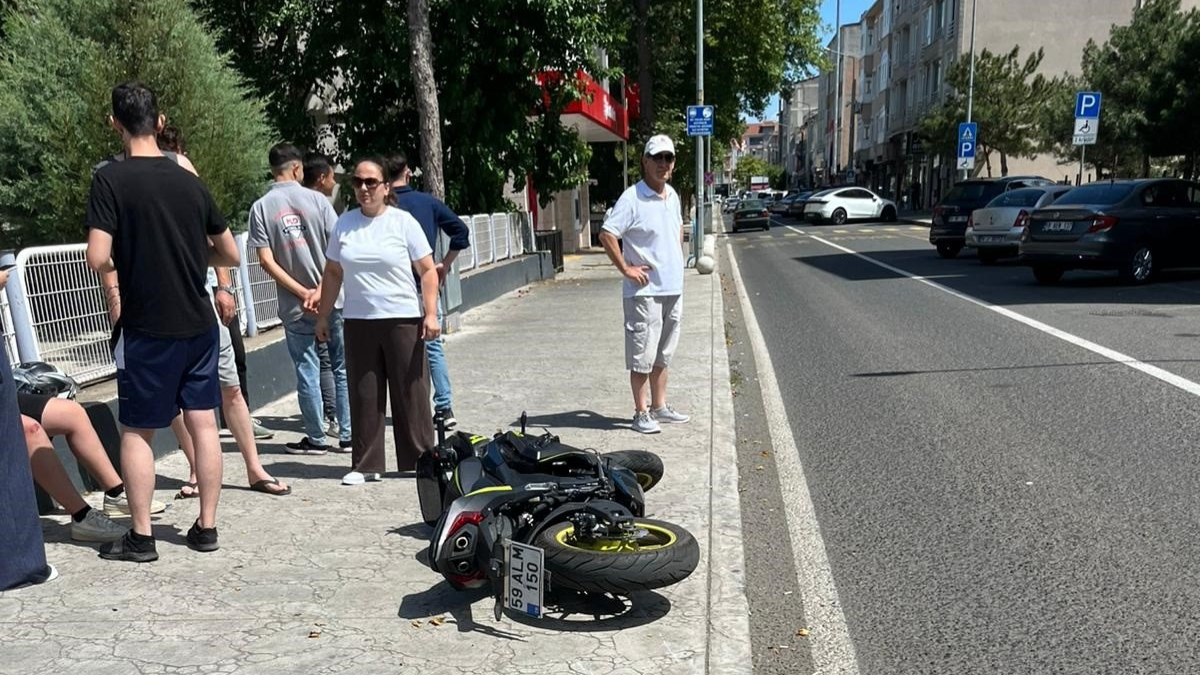 Kaza yapan motosiklet sürücüsünü kask korudu