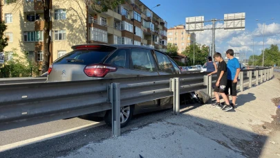 D-100'de otomobil bariyerlere çarptı
