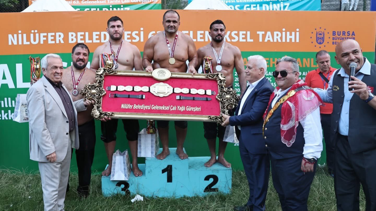 Başkan Özdemir’den başpehlivan Mehmet Yeşil Yeşil’e tebrik
