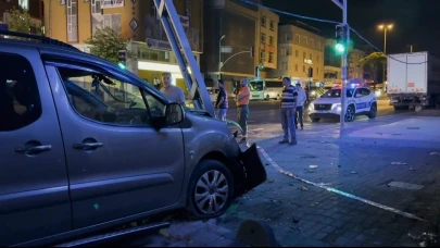 Avcılar’da aşırı hız yapan araç elektrik direğine çarptı