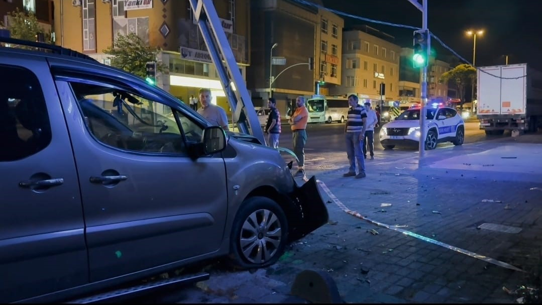 Avcılar’da aşırı hız yapan araç elektrik direğine çarptı