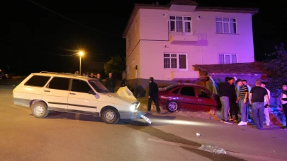 Kırıkkale'de iki otomobil kafa kafaya çarpıştı