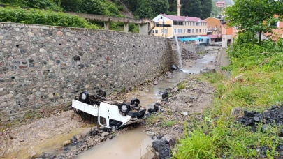 Trabzon'da kamyonet dereye uçtu: 2 yaralı