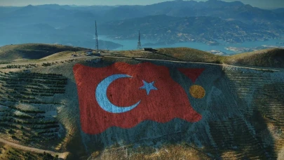 Ahır Dağı zirvesin'de Türk bayrağı