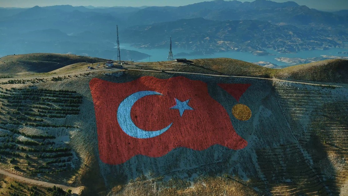 Ahır Dağı zirvesin'de Türk bayrağı