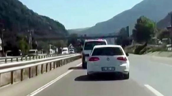 Orman yangınına giden ekibe zorluk çıkarttı