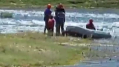 Baraj yüzünden mahsur kalan 3 çocuk ve 2 köpek kurtarıldı
