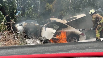 Kaza yapan otomobil alev aldı sürücüsü son anda kurtuldu!