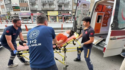 Dolmuştan inen yolcuya motosiklet çarptı! 2 yaralı