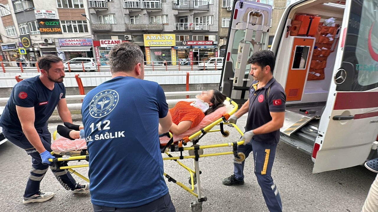 Dolmuştan inen yolcuya motosiklet çarptı! 2 yaralı
