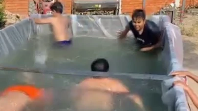 Kamyon kasasını havuza dönüştürdüler! Doyasıya eğlendiler