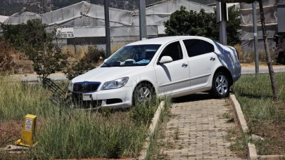 Antalya'da refüje çıkan otomobildeki 3 kişi yaralandı