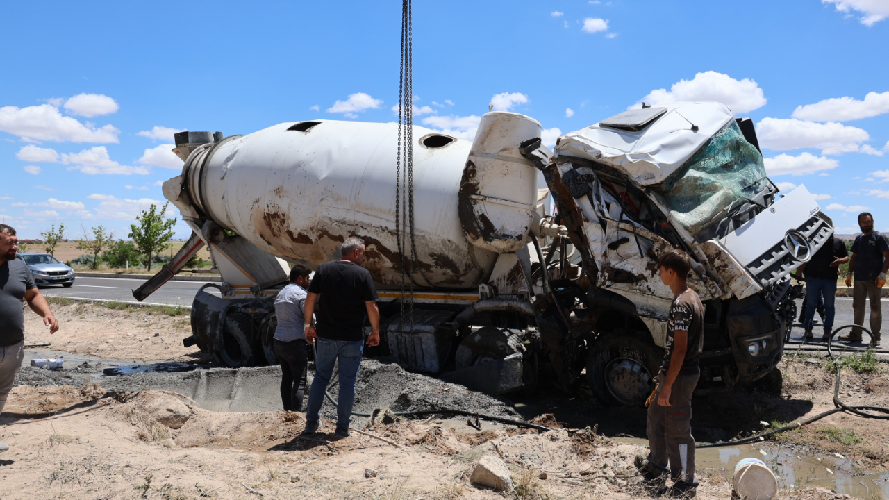 Nevşehir'de beton mikseri devrildi! 1 yaralı
