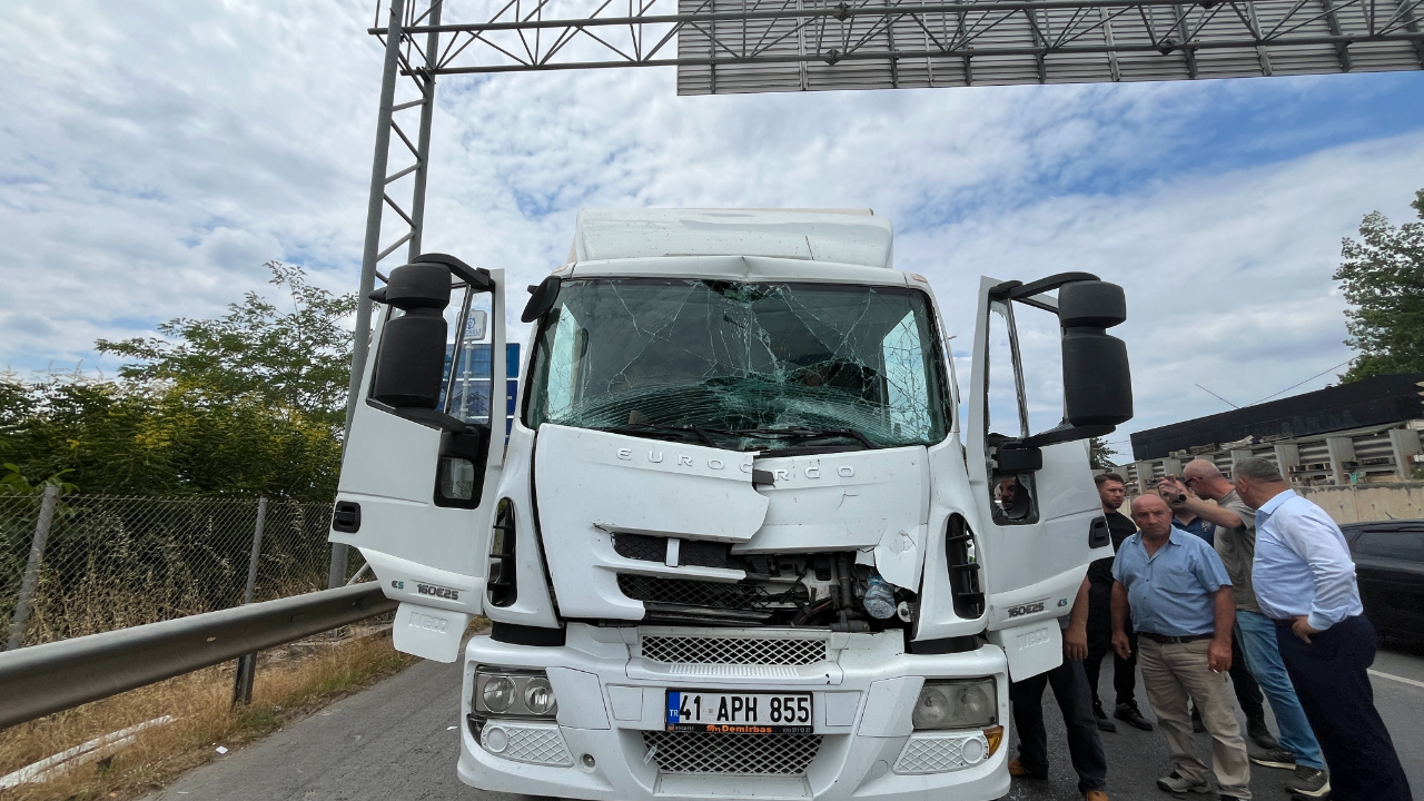 Kamyon ile tır çarpıştı: 1 yaralı