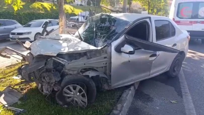 Gaziantep'te refüjdeki demirlere çarpan otomobilde 2 kişi yaralandı