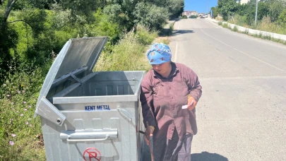 Çöpten topladığı yemeklerle sokak hayvanlarını doyuruyor