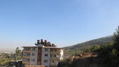 Depremde evi yıkılmıştı, alevler yuvasına metreler kala kontrol altına alınınca buruk mutluluk yaşadı