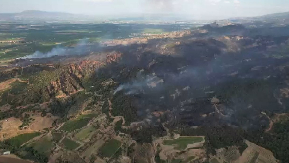 Manisa’daki alevlere 5 uçak ve 7 helikopterle müdahale