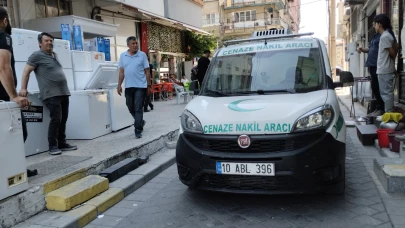 Yaşlı adam, binanın teras katındaki demirlerde asılı bulundu