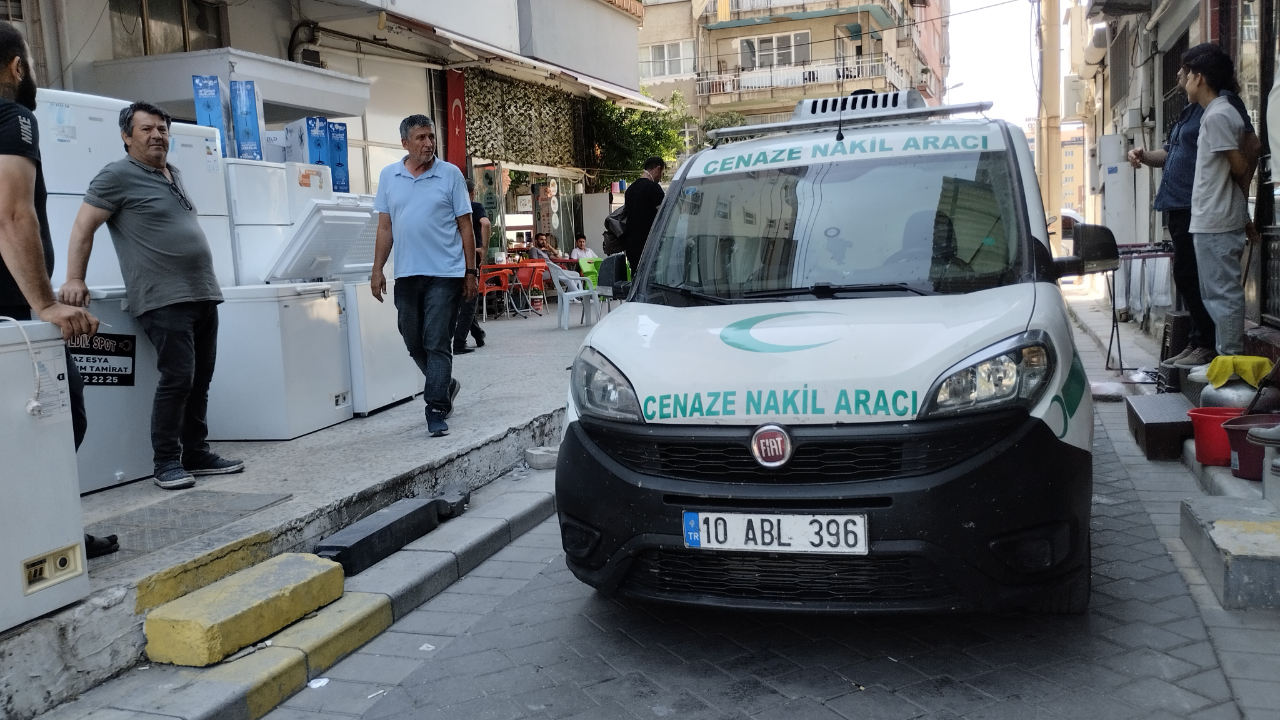 Yaşlı adam, binanın teras katındaki demirlerde asılı bulundu