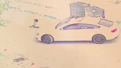 Bursa'da scootera binen çocuğun üzerinden otomobil geçti