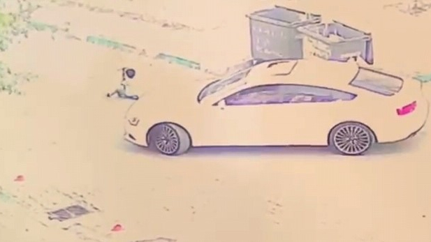 Bursa'da scootera binen çocuğun üzerinden otomobil geçti