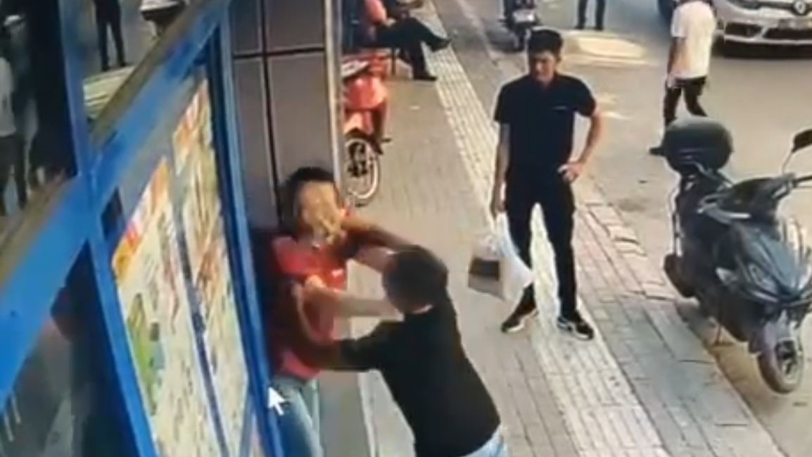 Bursa'da market kasiyerine yumruklu saldırı