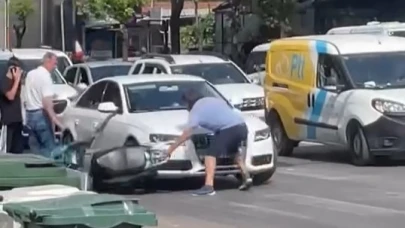 Bursa'da yol verme tartışması! Sileceği kırıp cama yumruk attı