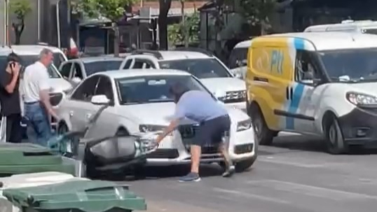Bursa'da yol verme tartışması! Sileceği kırıp cama yumruk attı