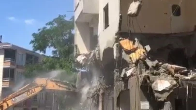 Yıkım aşamasındaki bina çöktü