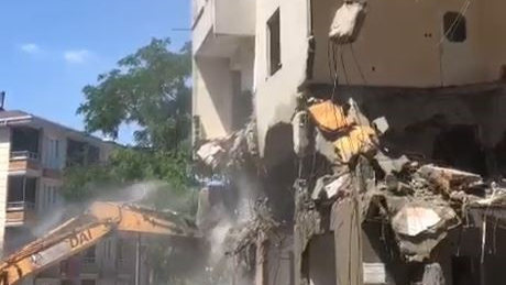 Yıkım aşamasındaki bina çöktü