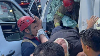 Kamyonet ile panelvan kafa kafaya çarpıştı: 1 yaralı