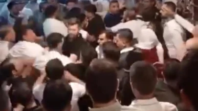 Düğün salonu önünde tekme ve yumruklu kavga kamerada