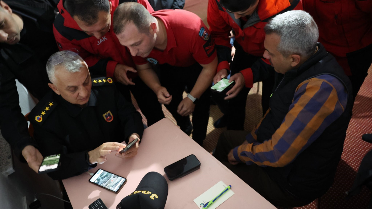Rize Valisi Baydaş, kaybolan jet uçağı için çalışmaları yerinde takip ediyor