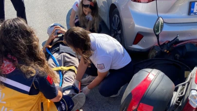 Motosiklet kırmızı ışıkta bekleyen araca çarptı! 1 yaralı