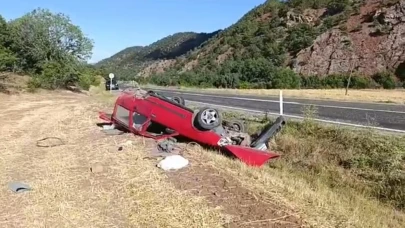 Otomobille takla atıp şarampole yuvarlandı, araçtan hafif sıyrıklarla çıktı
