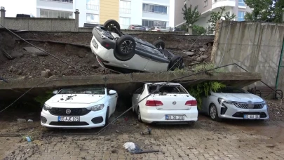 İstinat duvarı yağmur sularıyla çöktü: 4 araç hasar aldı