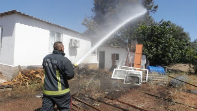 Antalya'da yangın: kurumuş otlar tutuştu